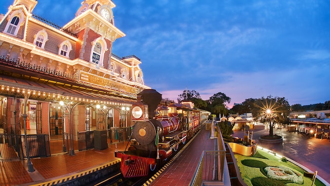 Main Street USA Secrets - Train Station WDW