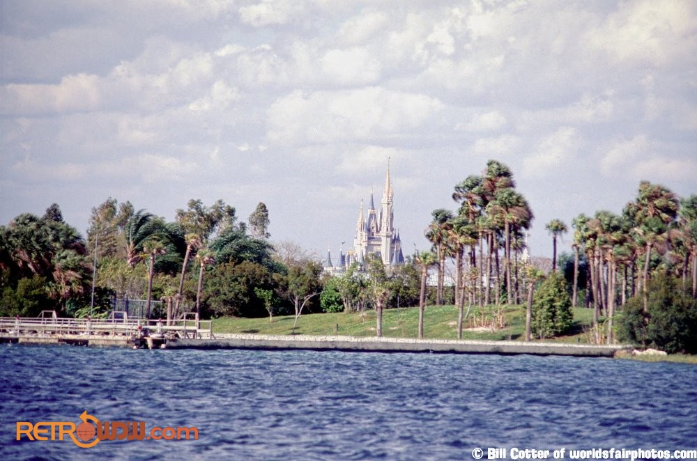 Featured image for “Surfing at the Polynesian – The History of the Wave Machine”