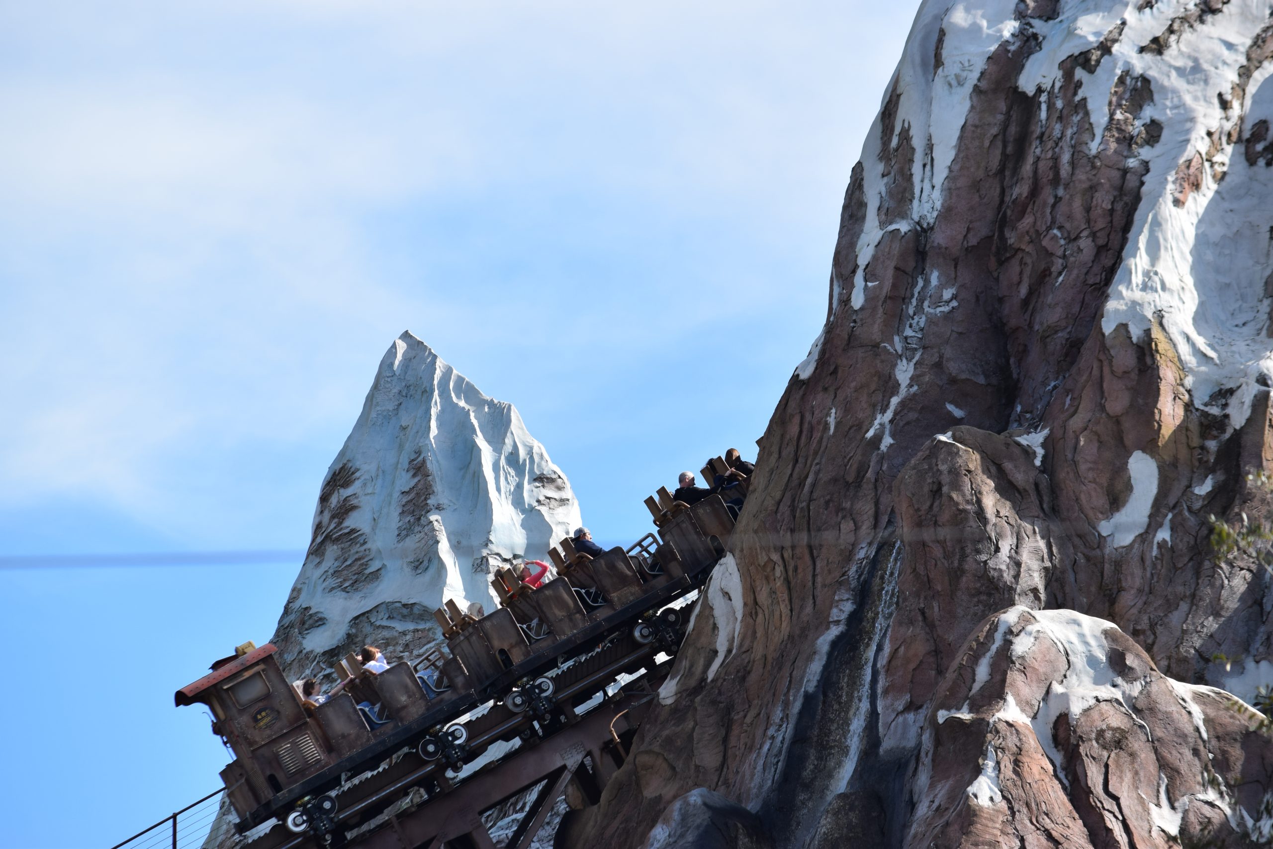 Featured image for “Our Favorite Technology-Free Games To Stay Entertained In Disney Lines”